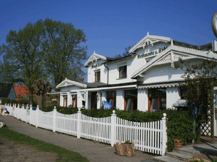 Strand-Hotel Lobbe Exterior photo